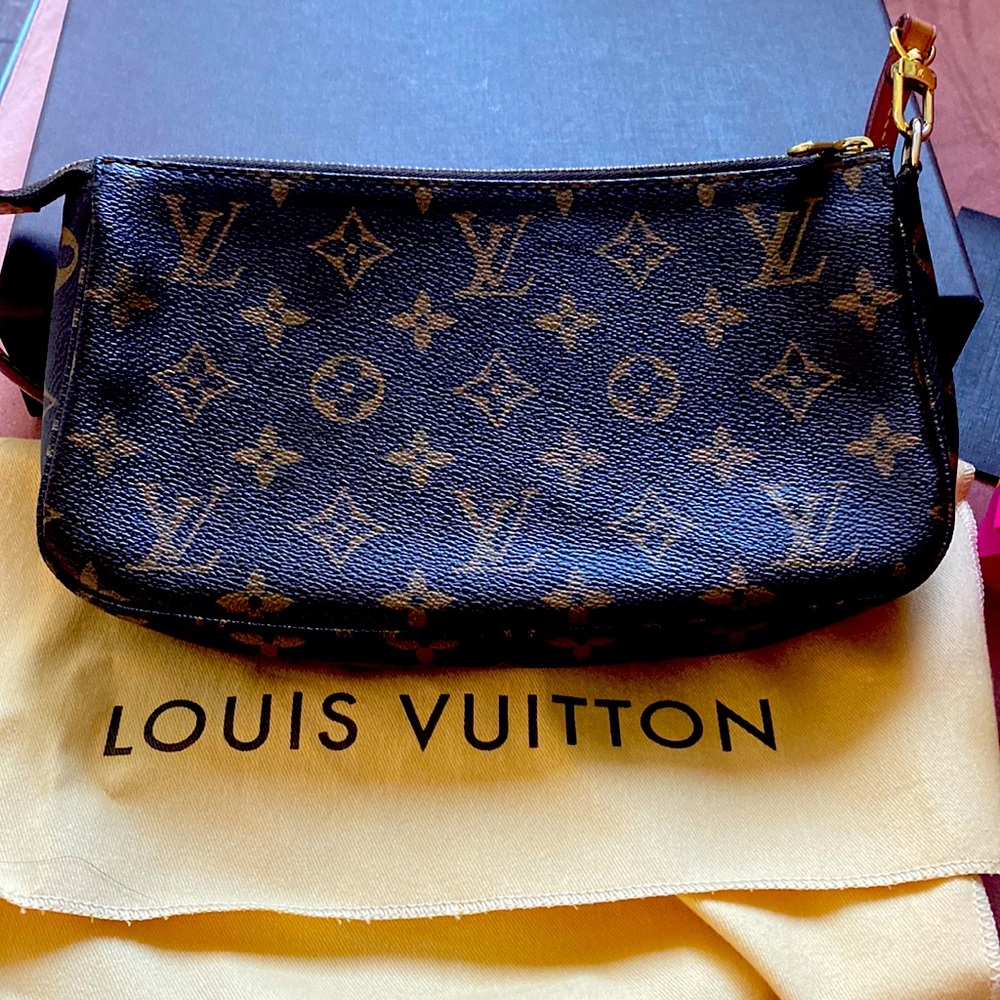 Louis Vuitton pouchette